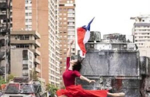 Imagen de bailarina durante la Revuelta Social en Chile