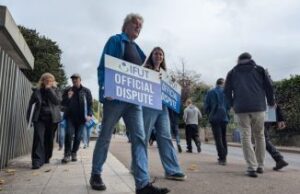 Cientos de miles de trabajadores del sector público se declaran en huelga en toda la República de Irlanda para exigir un nivel de vida digno