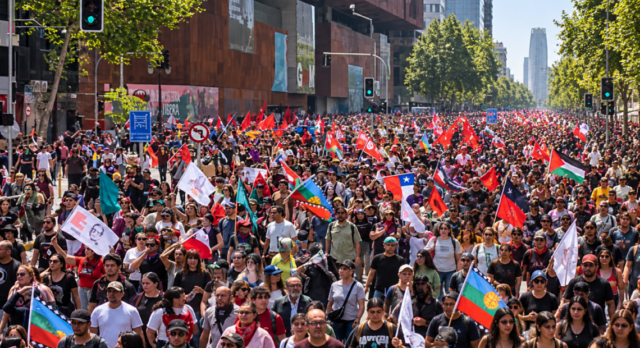 Marcha-multitudinaria-entre-banderas-y-edificios-1140x620.png