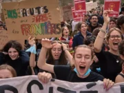 Ver «Europa se rearma mientras su juventud sale a la calle»