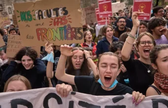 Ver «Europa se rearma mientras su juventud sale a la calle»
