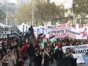 MULTITUDINARIA MOVILIZACIÓN CONTRA EL GOBIERNO DE KAST, EMPIEZA A CALENTAR LAS CALLES DE CHILE