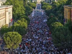 ALBANIA LOS JÓVENES AL BORDE DE TOMAR LA CAPITAL TIRANA